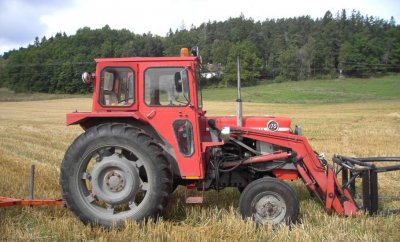 Massey_Ferguson_175_red_tractor_September_2005.jpg