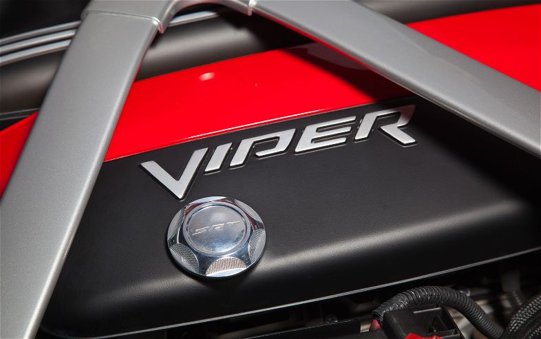 2013-SRT-Viper-engine-cover.jpg