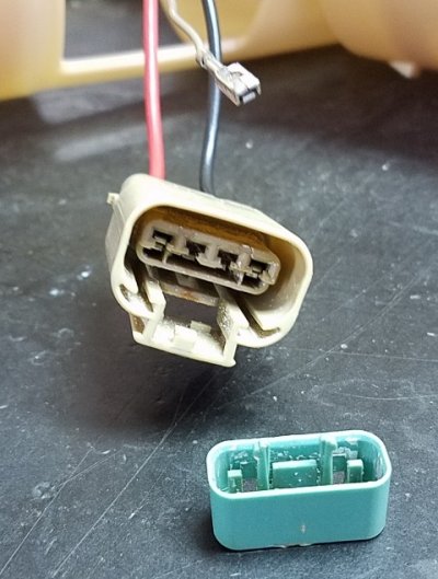 fuel conn lock.jpg